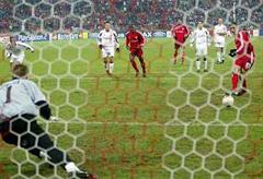 Bayerns Roy Makaay erzielt das umstrittene Tor zum 1:0 mittels Penalty.