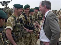 Der englische Verteidigungsminister im Gespräch mit den Truppen. Bild: Archiv.