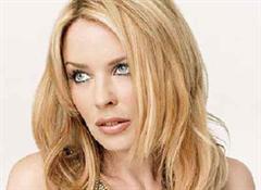 Kylie Minogue bringt live einen bunten Reigen ihrer Hits in wechselnden Kostümen.