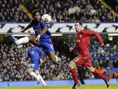 Chelseas Didier Drogba gegen Liverpools Jamie Carragher.