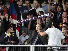 Basel Fans feuern ihre Mannschaft an. Archivbild: Im Oktober beim Spiel gegen den FCZ.