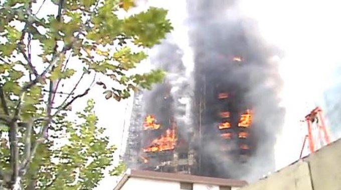 Die Feuerwehr half 100 Bewohnern aus dem brennenden Gebäude.