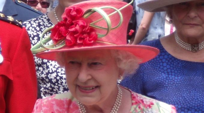 Palastbedienstete hätten heimlich ein Treffen mit Queen Elizabeth II. und einem frisch vermählten Hochzeitspaar arrangiert.