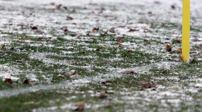 Der Schnee behindert den Spielbetrieb in der Serie A. (Symbolbild)