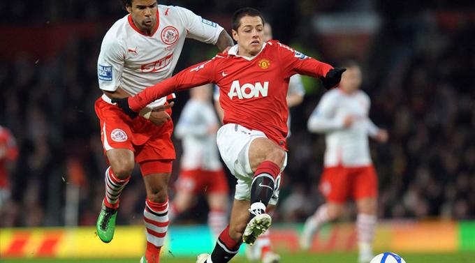 Javier Hernandez von Manchester United gegen Kyle McFadzean von Crawley.