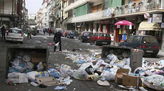 Eine von Abfällen übersäte Strasse in Napoli.