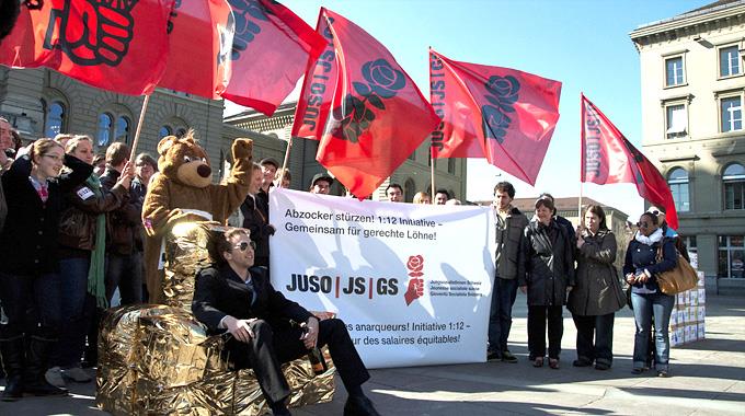 Die Jungsozialisten reichten im März 2011 die Initiative für gerechte Löhne ein.