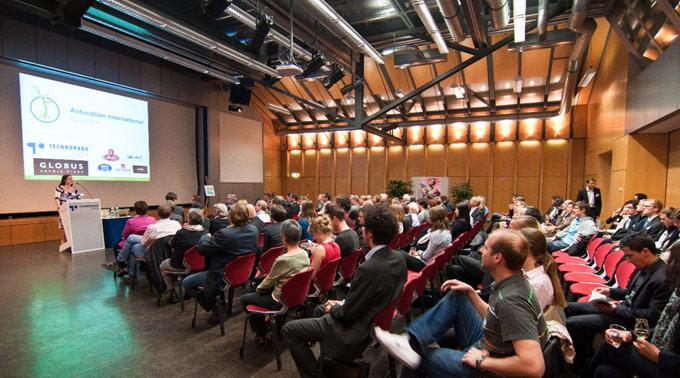 Grosses Interesse beim Aiducation Forum 2011 in Zürich mit anschliessendem Apéro und Ausstellung