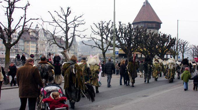 Nach einer Schätzung der Luzerner Polizei dürften total 156'000 Personen die Fasnacht besucht haben.