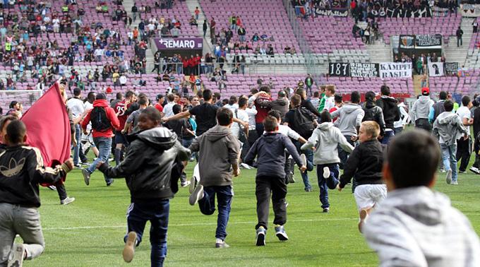 Genf-Supporter stürmen nach der Partie das Spielfeld.