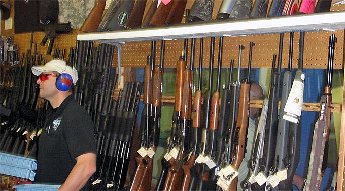 Der Verkauf von Sturmgewehren soll verboten und eine Vorab-Kontrolle von Waffenkäufern soll durchgesetzt werden.