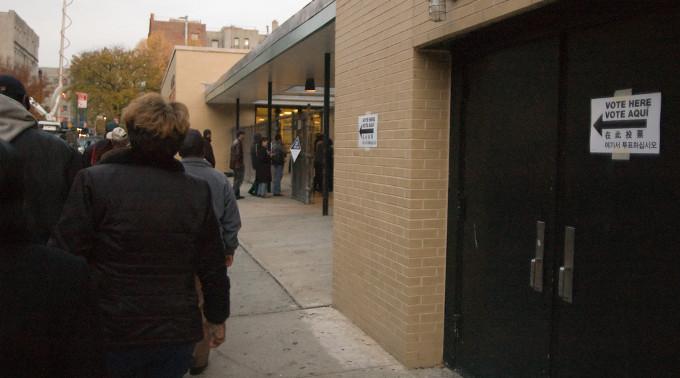 Warteschlange vor einem Wahllokal in New York City.