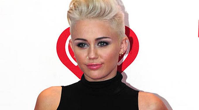 Miley Cyrus kann sich Komplimente für ihren Verlobten Liam Hemsworth einfach nicht verkneifen.