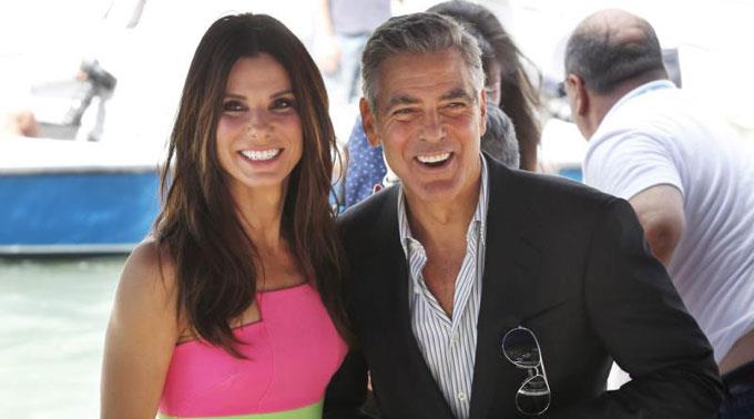 Sandra Bullock und George Clooney spieleln in «Gravity» mit.