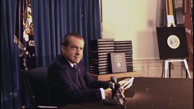 Aus einer Zeit, als Präsidenten noch nicht über dem Recht standen: Richard Nixon gibt die Transkriptionen der Bänder frei, die zu seinem Sturz führen werden.