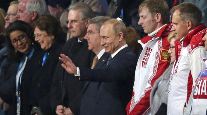 Wladimir Putin, IOC-Praesident Thomas Bach und Jacques Rogge an der Abschlussfeier.