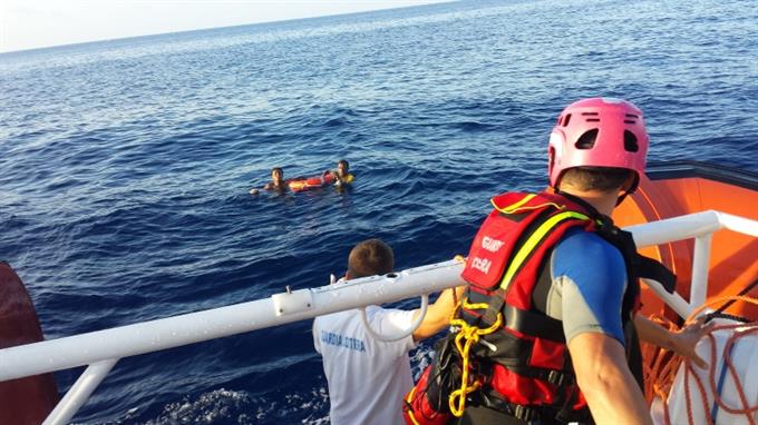 Ein Patrouillenboot der zyprischen Küstenwache habe bereits das havarierte Flüchtlingsschiff erreicht, teilte das zyprische Verteidigungsministerium mit.