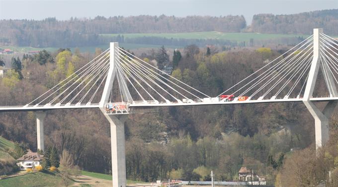 Dank der Poyabrücke und einem 272 Meter langen, unterirdischen Teilstück wird das freiburgische Burgquartier fortan vom Durchgangsverkehr entlastet.