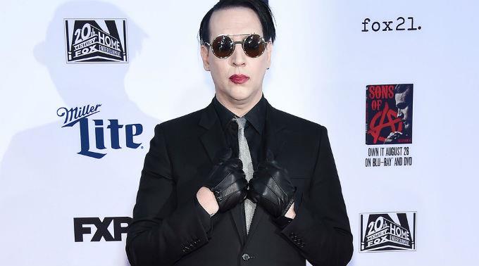 Der Goth-Rocker kann nur Sex haben, wenn er die Unterhose anbehalten darf.
