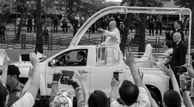 Gestern fuhr Papst Franziskus in Manila im offenen Papamobil an zehntausenden jubelnden Menschen vorbei.
