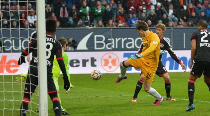 Augsburgs Torwart Marwin Hitz erzielt in der Nachspielzeit das Tor zum 2:2 Ausgleich.