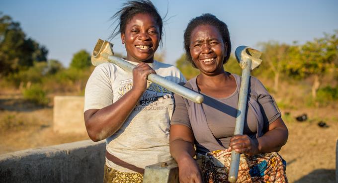 Pesia und Sarafina reparieren Bohrlöcher in in Sambia: «Wir können dieselbe Arbeit verrichten wie Männer!»