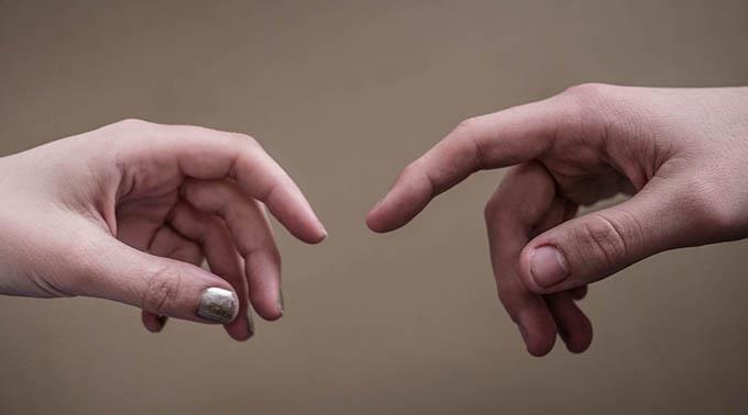 Woher kommt das ploppende Geräusch beim Fingerknacken? Forscher haben die Erklärung.