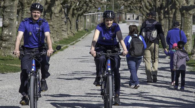Die Polizisten sind künftig mit E-Bikes unterwegs.