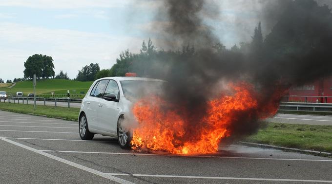 Wegen Problemen ist der Fahrer auf den Rastplatz ausgewichen, wo sein Auto in Flammen aufging.