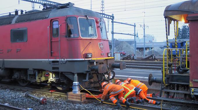 Die SBB erneuert mit den gekauften Lokomotiven und Baudiensttraktoren die Schienen.