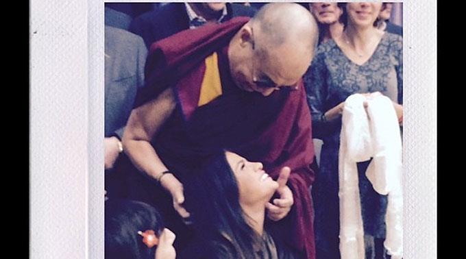 Selena Gomez und der Dalai Lama.