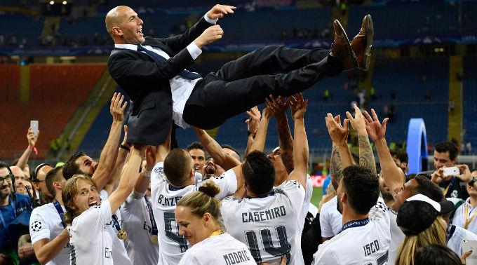 Reals Trainer Zinédine Zidane wurde von den Spielern hoch in die Luft geworfen.