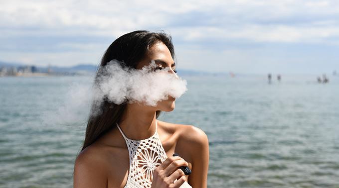 Mit einer E-Zigarette einen feinen Rauch in die Luft zu zwirbeln, hat für passionierte Vaper ein Gefühl von Lifestyle.