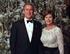 US-Präsident Georg W. Bush mit seiner Frau Laura vor dem Weihnachsbaum im Weissen Haus in Washington.