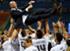 Reals Trainer Zinédine Zidane wurde von den Spielern hoch in die Luft geworfen.