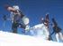 Wintersportler steigen vermehrt mit Schneeschuhen in die Skigebiete.