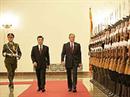 Militärische Ehren für George W. Bush in China. Präsident Hu Jintao begleitet ihn.