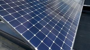 Solarmodule bieten eine autarke Energiequelle, die unabhängig von der Infrastruktur des Stromnetzes funktioniert.