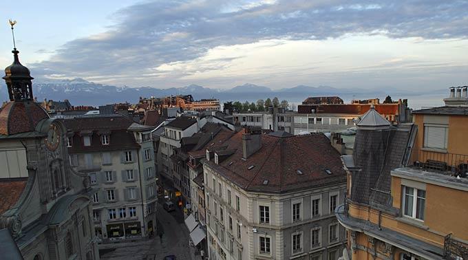 Blick über die Häuser der Stadt Lausanne gegen den Lac Leman.